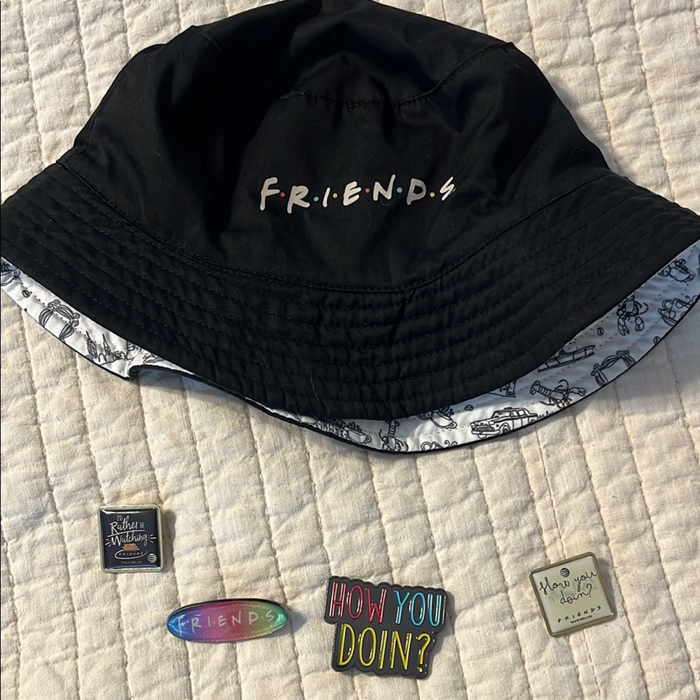 FRIENDS bucket hat with pins
